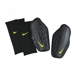 Ochraniacze piłkarskie Nike Protegga Pro M SP0315-010